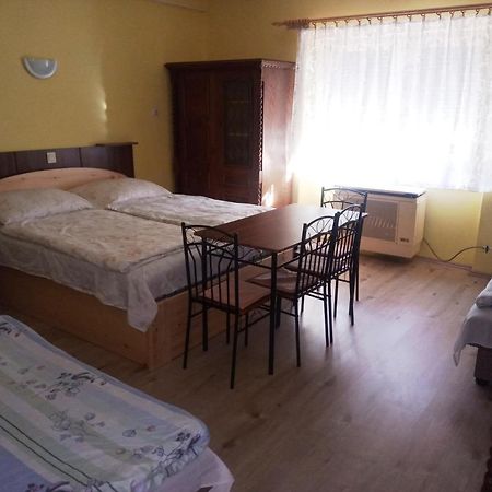 גיולה Szivarvany Apartman מראה חיצוני תמונה