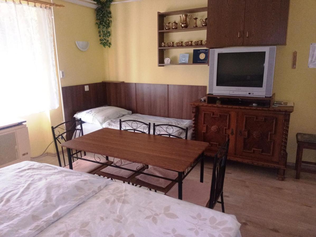 גיולה Szivarvany Apartman מראה חיצוני תמונה