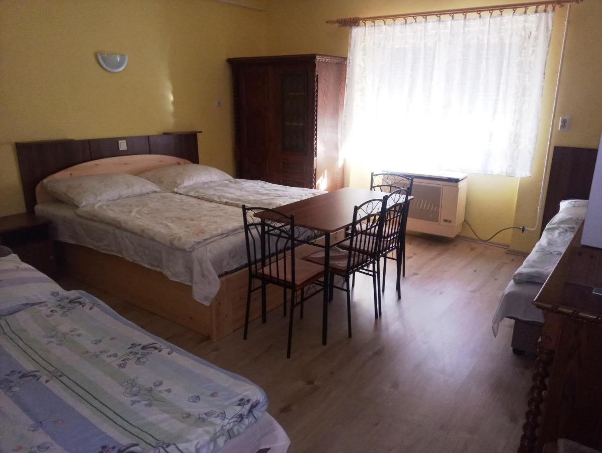 גיולה Szivarvany Apartman מראה חיצוני תמונה