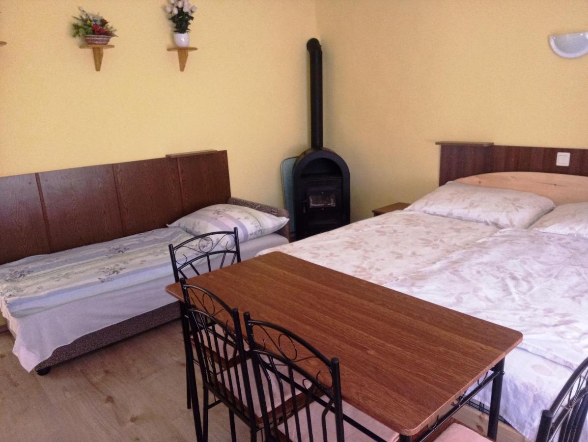גיולה Szivarvany Apartman מראה חיצוני תמונה