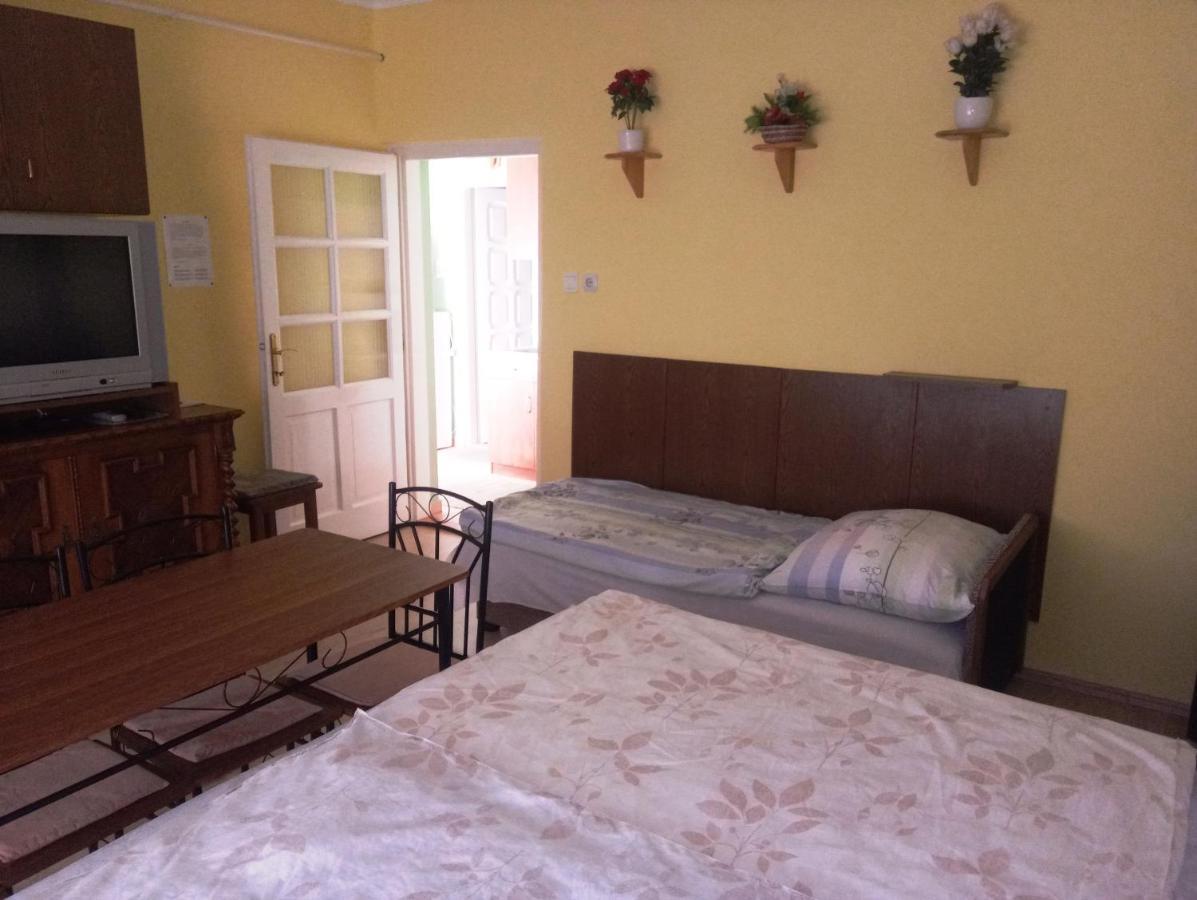 גיולה Szivarvany Apartman מראה חיצוני תמונה