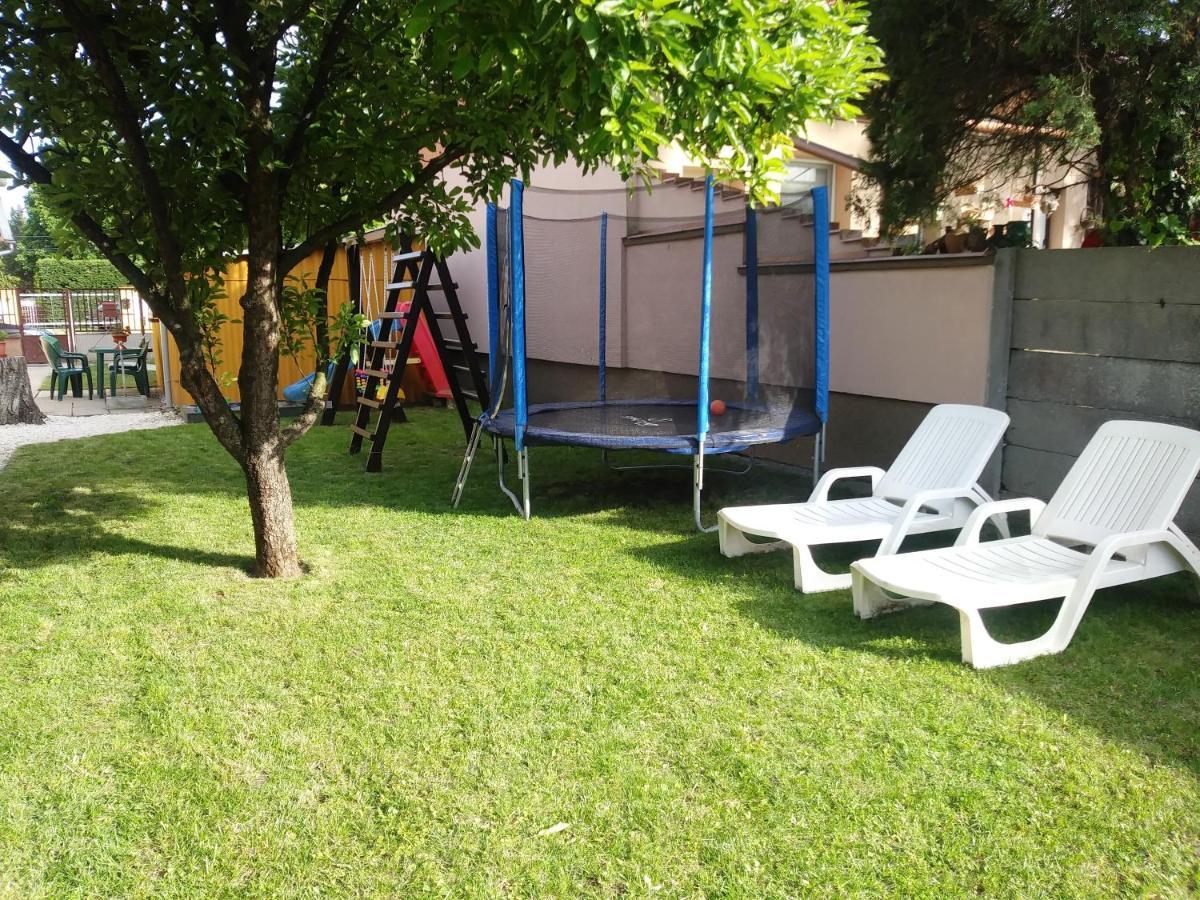 גיולה Szivarvany Apartman מראה חיצוני תמונה