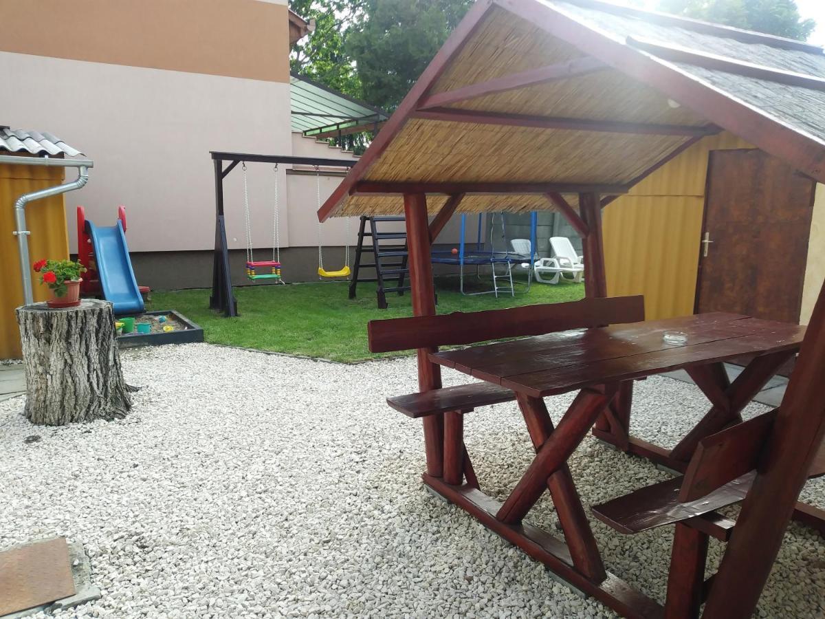 גיולה Szivarvany Apartman מראה חיצוני תמונה