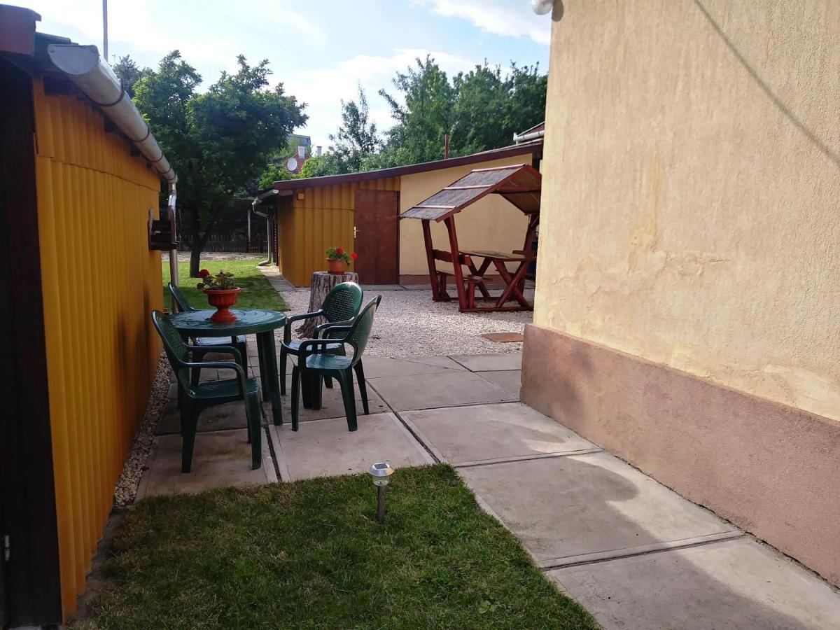 גיולה Szivarvany Apartman מראה חיצוני תמונה