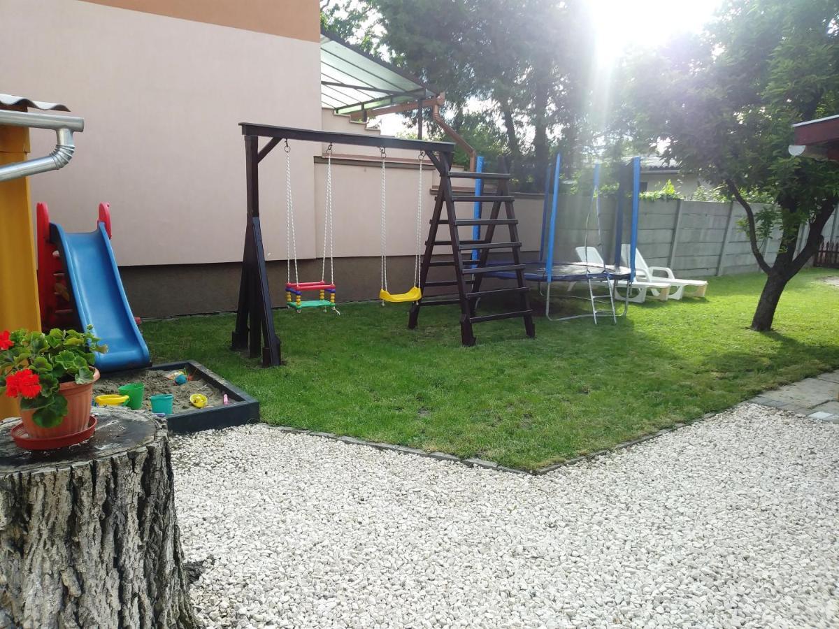 גיולה Szivarvany Apartman מראה חיצוני תמונה