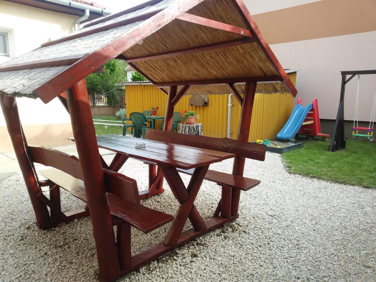 גיולה Szivarvany Apartman מראה חיצוני תמונה